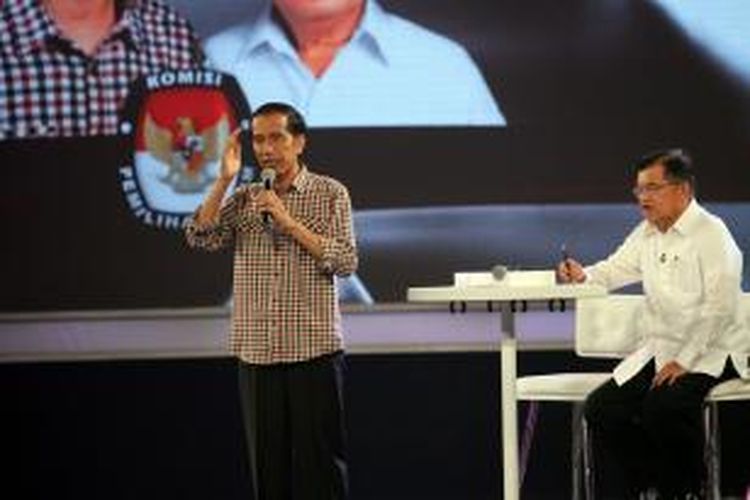 Pasangan nomor 2 Joko Widodo-Jusuf Kalla menyampaikan pandangannya dalam acara debat capres-cawapres terakhir di Hotel Bidakara, Jakarta, Sabtu (5/7/2014). Debat terakhir ini mengambil tema Ketahanan Energi, Pangan, dan Lingkungan Hidup.