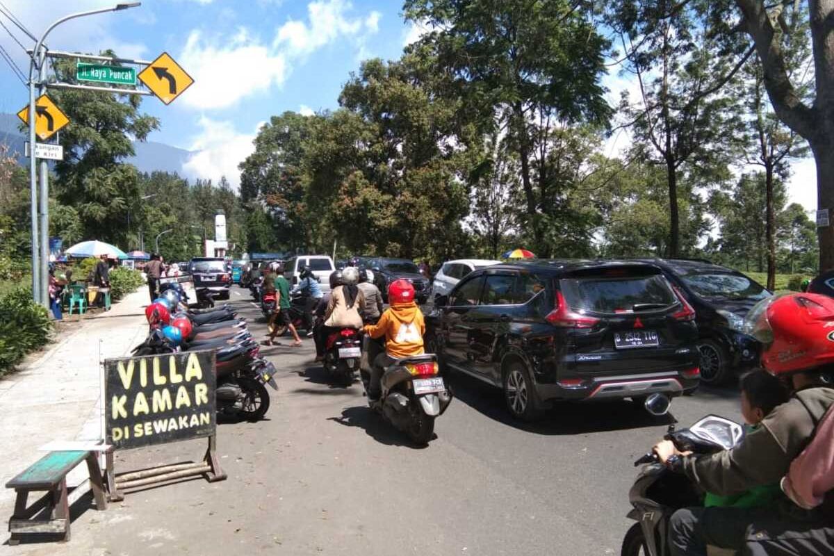 Sejumlah pengendara terjebak kemacetan di Jalur Puncak Bogor, Tugus Selatan, Kecamatan Cisarua, Kabupaten Bogor, Jawa Barat.