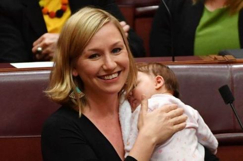 Senator Australia Menyusui Bayinya di Tengah Sidang Parlemen