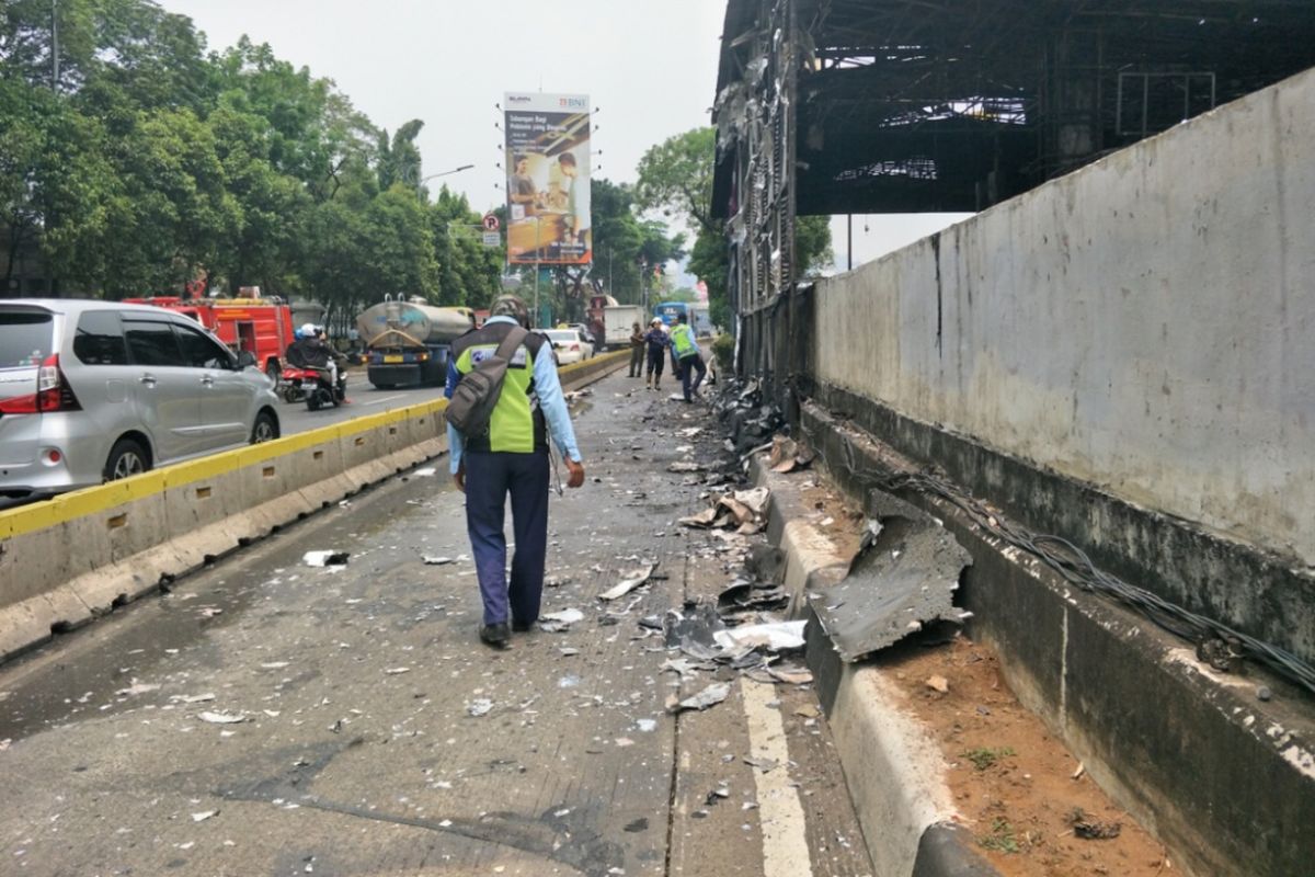 Gerbang Tol Pejompongan yang terletak di Jalan Gatot Subroto, Bendungan Hilir, Tanah Abang, Jakarta Pusat, usai kebakaran pada Kamis (27/9/2018).