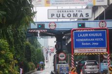 Banjir, Pengendara Sepeda Motor Terobos Tol Arah Tanjung Priok  