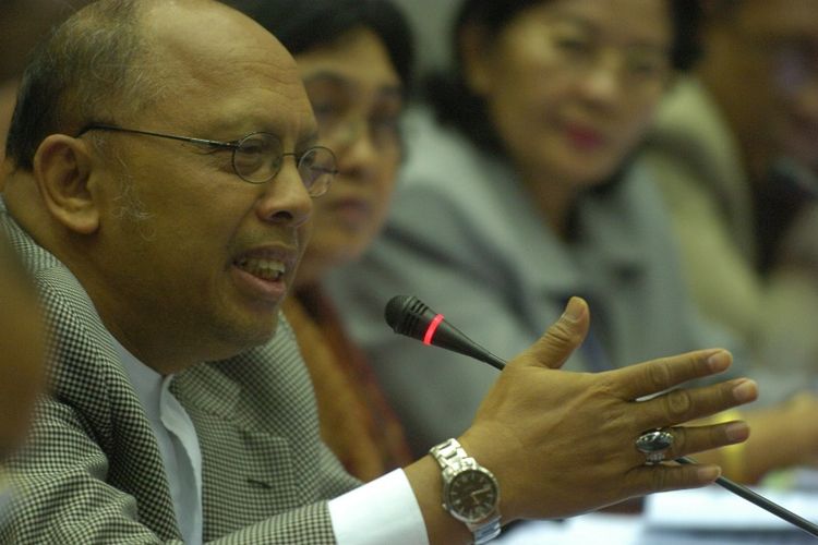 Abdul Hakim Garuda Nusantara saat menjadi Ketua Komisi Nasional Hak Asasi Manusia (Komnas HAM), menjawab pertanyaan anggota DPR dalam Rapat Dengar Pendapat dengan Komisi III DPR di Gedung DPR, Jakarta, Kamis (2/6/2005).