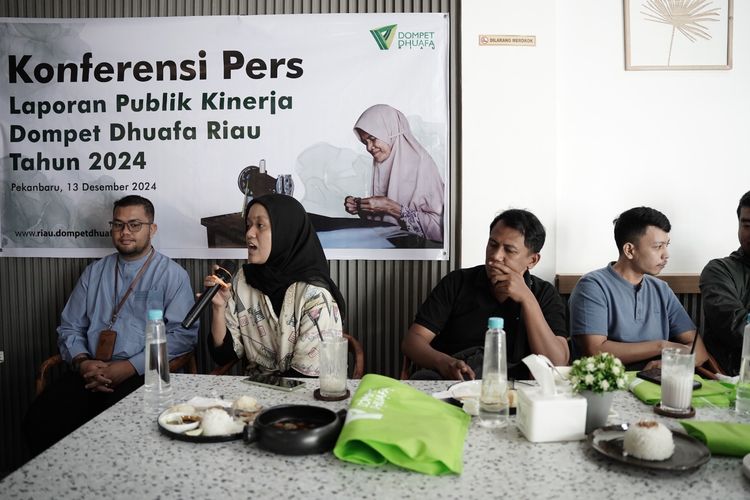 Sebagai bentuk pertanggungjawaban kepada publik, Dompet Dhuafa Cabang Riau gelar press conference sebagai laporan kinerja sepanjang tahun 2024 di Tudung Saji, Pekanbaru, Riau, pada Jumat (13/12/2024).
