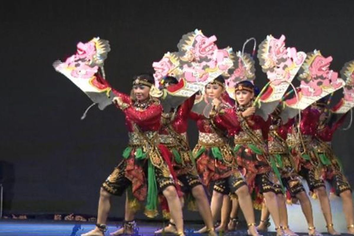 Salah satu peserta Festival Jaranan di Trenggalek, Jawa Timur, Sabtu (27/8/2016), membawakan Tarian Jaranan Turonggo Yakso.