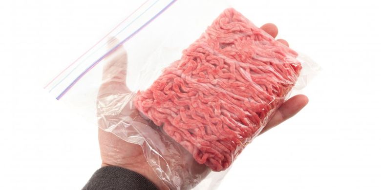 Ilustrasi daging giling dalam plastik ziplock.