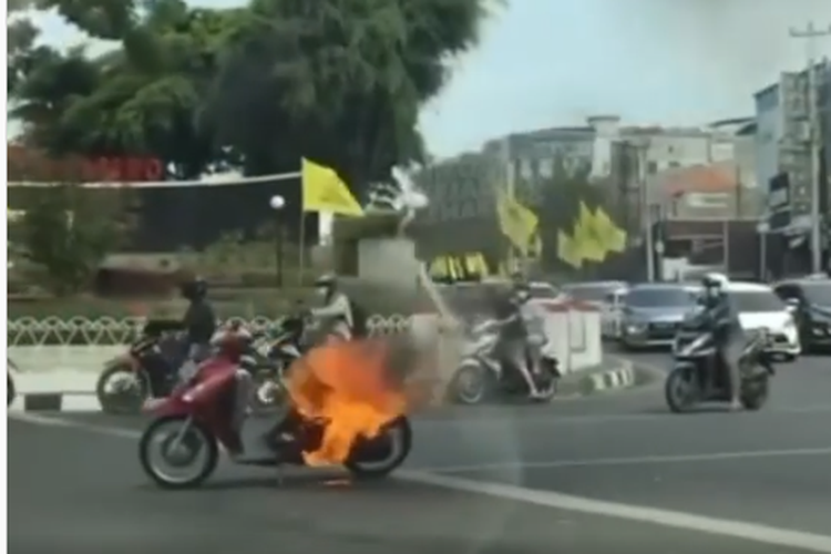 Tangkapan layar video sepeda motor terbakar di tengah persimpangan jalan di Semarang, Sabtu (23/10/2021)