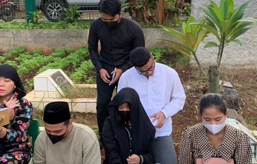 Thariq Halilintar Temani Fuji An Ziarah ke Makam Bibi Andriansyah ...