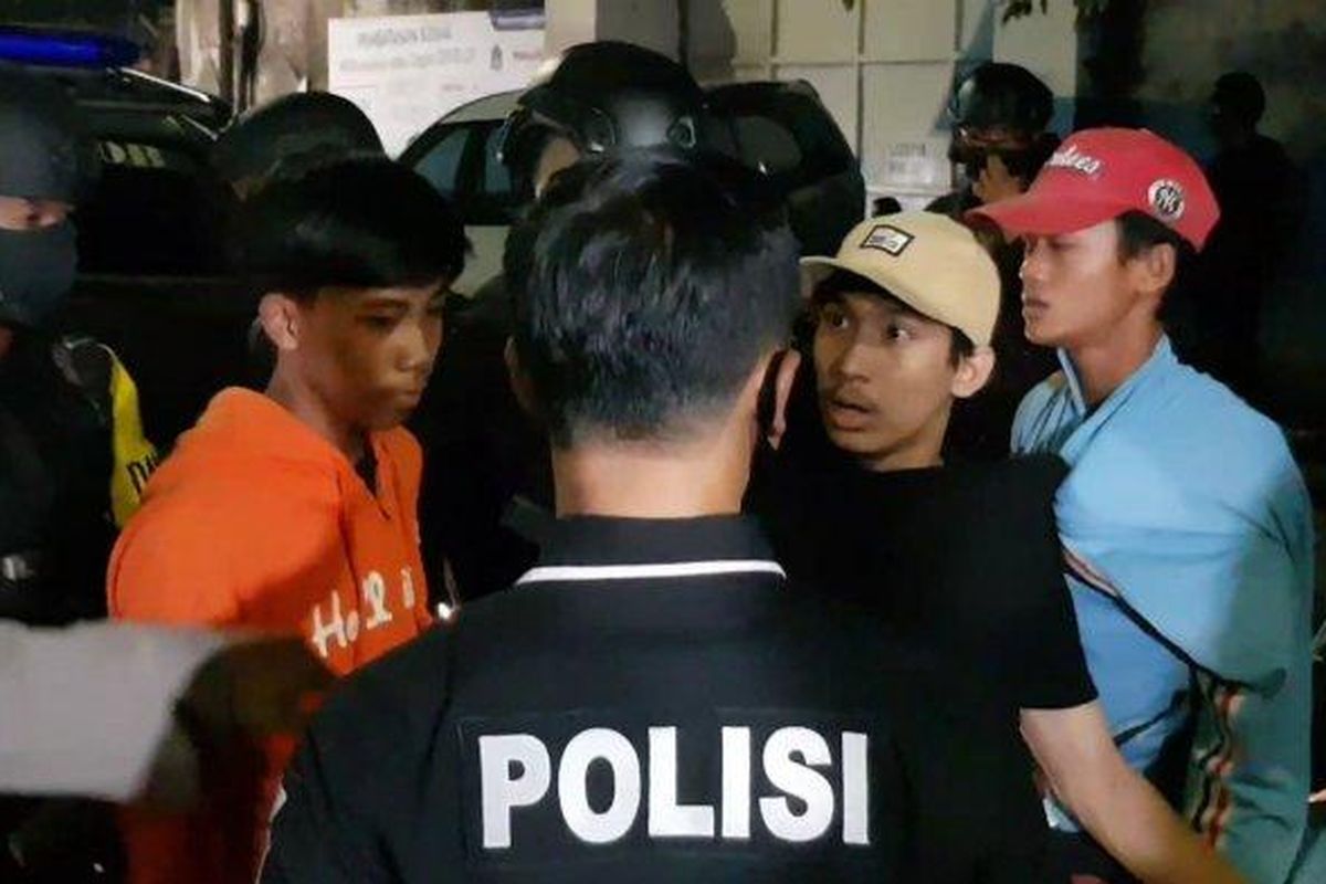 Personel Polrestro Jakarta Timur saat mengamankan remaja yang diduga terlibat tawuran di Jatinegara, Minggu (24/5/2020).