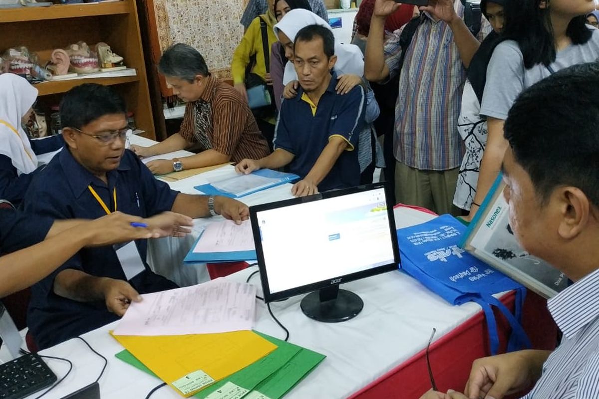 Kesibukan pelayanan pendaftaran PPDB 2019 DKI Jakarta hari pertama di SMAN 78 (24/6/2019).