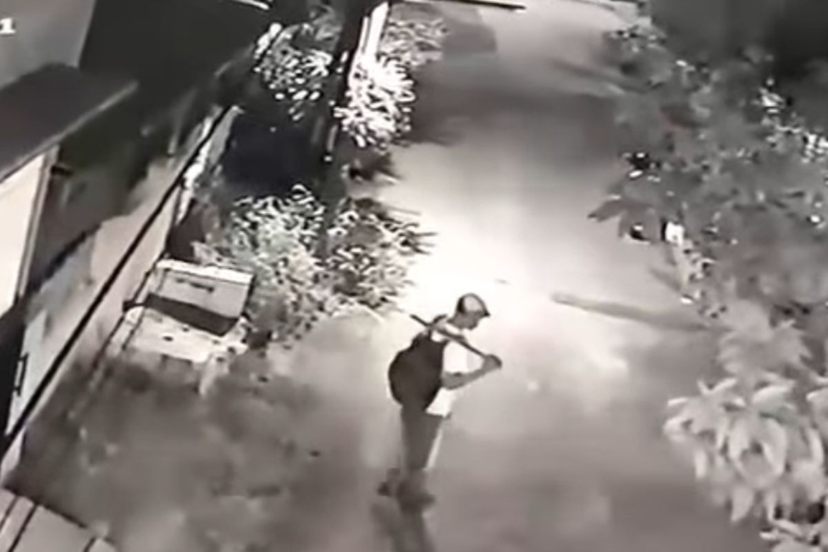 Rekaman video kamera CCTV yang memperlihatkan seorang pria ODGJ yang menenteng senjata tajam dan berkeliling Komplek Chandra Baru, Jatirahayu, Pondok Melati.