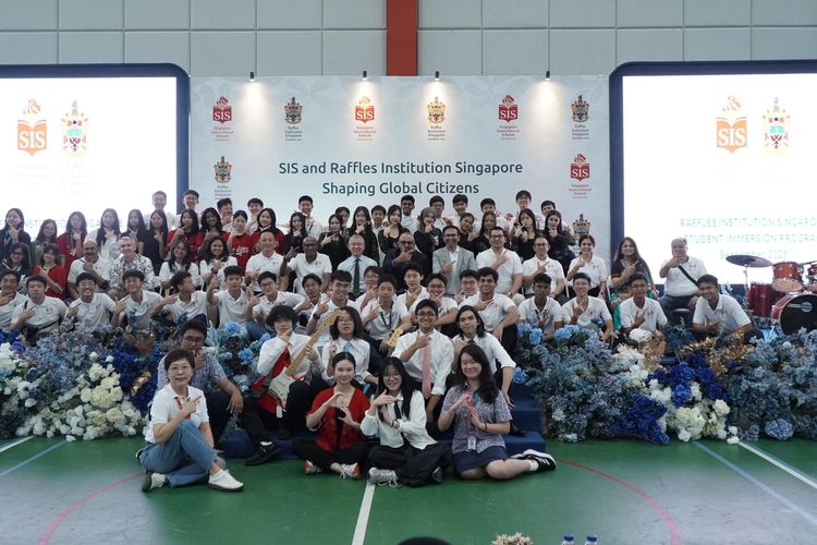 30 siswa dari Raffles Institution (RI), Singapura, menjalani pengalaman belajar lintas budaya di SIS Kelapa Gading North East Jakarta selama 16 hari.