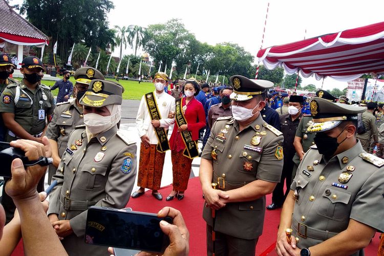 Gubernur Jawa Timur Khofifah Indar Parawansa menjawab pertanyaan wartawan usai menghadiri HUT ke-72 Satpol-PP se-Jatim di Alun-alun Kota Blitar, Rabu (16/3/2022)