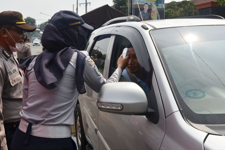 Pengecekan suhu tubuh terhadap pengguna jalan yang memasuki wilayah Banyumas, Maret lalu.