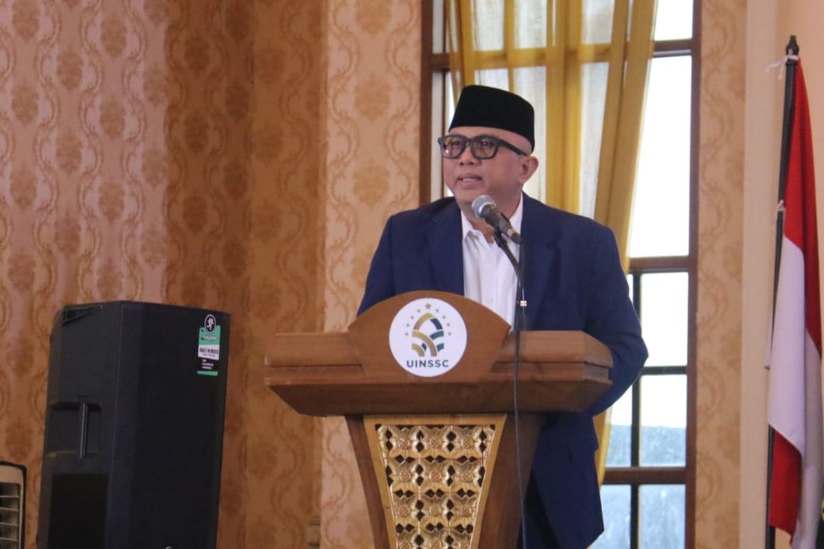Sesditjen Pendidikan Islam M Arskal Salim. UIN Siber Cirebon untuk pertama kalinya menggelar wisudah 77 lulusannya di gedung UIN, Cirebon, Jawa Barat, Rabu (13/8/2025).