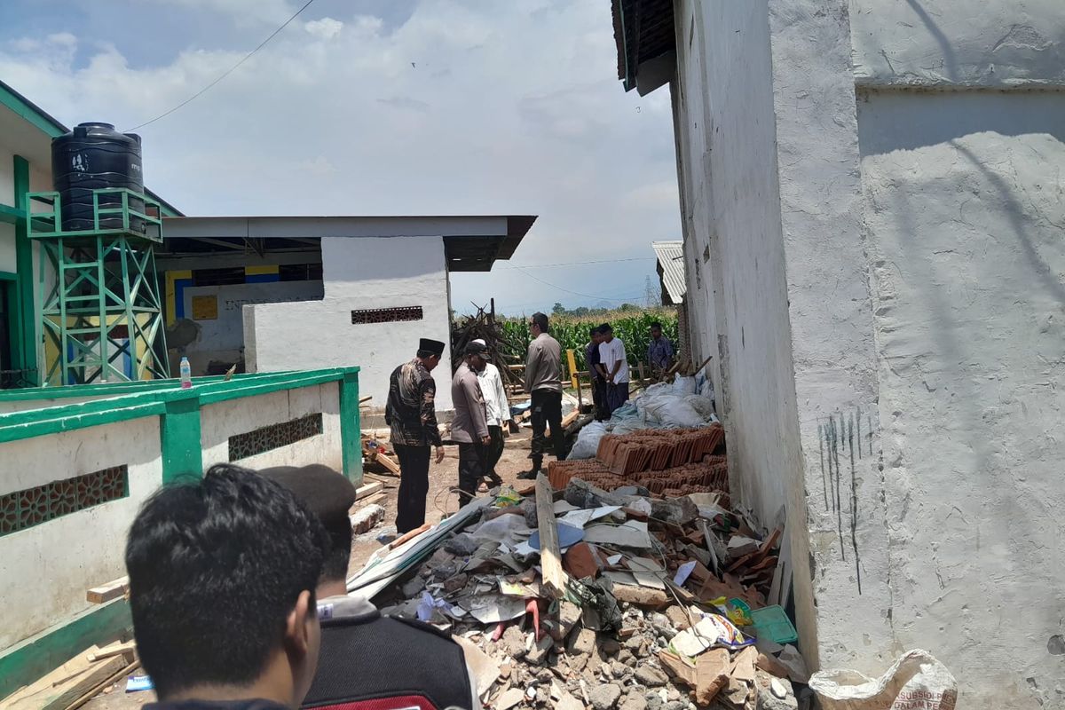 Kemenag dan Polres Situbondo tinjau asrama putri Ponpes Syekh Abdul Qodir Jailani pada Rabu (29/20/2025). Kemenag Situbondo juga telah menerima perintah dari Kementerian Agama bahwa ke depannya izin mendirikan bangunan di pondok pesantren harus dilampirkan.