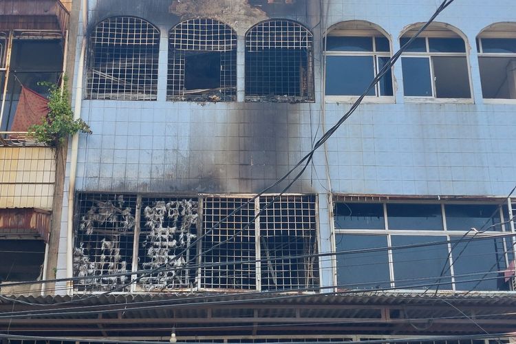 Kondisi bangunan satu hari usai kebakaran melanda bangunan ruko yang dijadikan tempat usaha makanan sekaligus rumah kos di Jalan Duri Selatan 1, Duri Selatan, Tambora, Jakarta Barat, yang terjadi pada Rabu (17/8/2022) pagi.