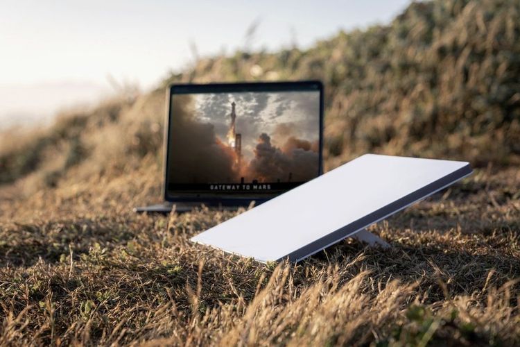 Penampakan Starlink Mini kit yang berukuran seperti laptop tebal dengan dimensi 298,5 x 259 x 38,5mm dengan berat 1,53 kg.