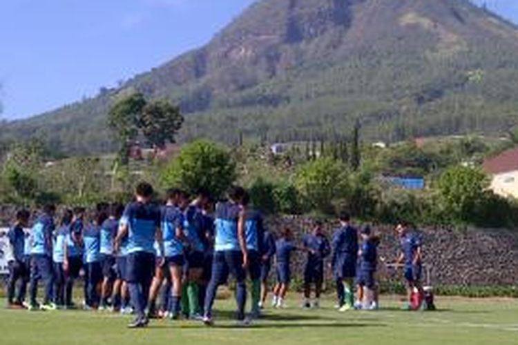 Pemain timnas U-19 saat mengikuti latihan di Kota Batu, Jawa Timur, Selasa (10/12/2013).