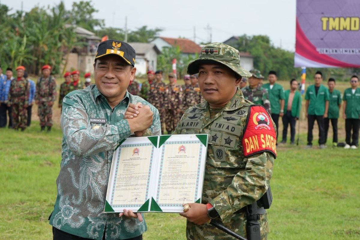 Wakil Bupati Pemalang Nurkholes bersama Dansatgas Upacara TMMD Letkol Inf. Muhammad Arif berfoto bersama dalam Upacara Penutupan Program Tentara Manunggal Membangun Desa (TMMD) Reguler ke-126 dan Sengkuyung Tahap 4 Tahun Anggaran 2025 yang dilaksanakan di Desa Sukorejo, Kecamatan Ulujami, Kabupaten Pemalang, Jawa Tengah, Kamis (6/11/2025)