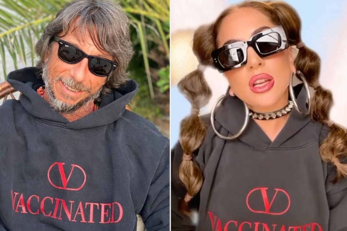 Pierpaolo Piccioli dan Lady Gaga dalam sweater Valentino