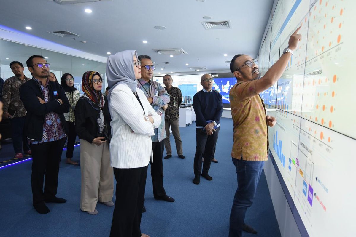 Kepala BPH Migas Erika Retnowati mendengarkan penjelasan distribusi BBM oleh Direktur Utama Pertamina Patra Niaga Riva Siahaan mengenai stok BBM melalui layar monitor Pertamina Integrated Enterprise Data & Command Center (PIEDCC) di Graha Pertamina, Jakarta, Rabu (10/1/2024).