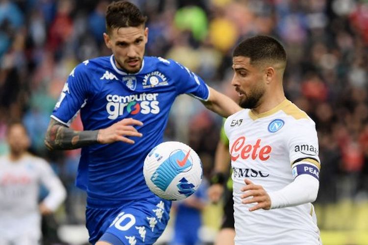 Lorenzo Insigne (kanan) ketika berduel degan Petar Stojanovic (kiri) pada pertandingan pekan ke-34 Liga Italia yang mempertemukan Empoli Vs Napoli di Stadion Castellani, Minggu (24/4/2022).