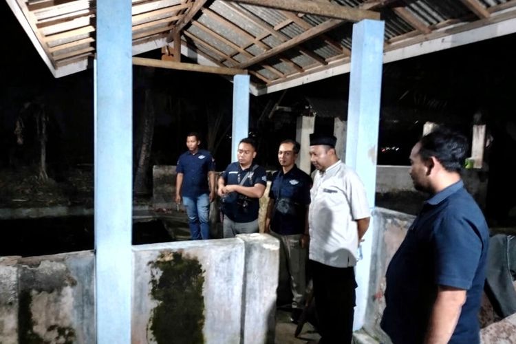 Polisi melihat kolam tempat wudhu dimana dia bocah di Kelurahan Garum, Kecamatan Garum, Kabupaten Blitar, ditemukan tewas tenggelam, Rabu (22/11/2023) sore.