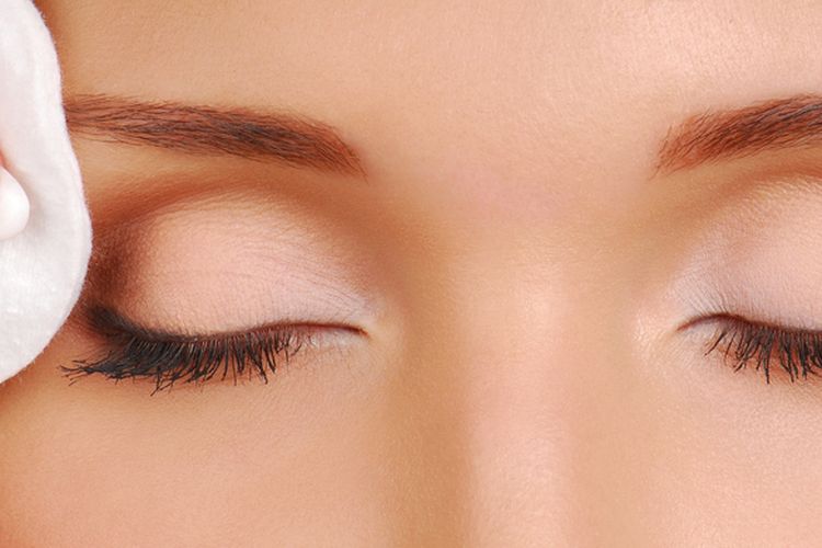 Ilustrasi membersihkan riasan mata. Kebiasaan yang menghapus riasan mata dengan kurang bersih ternyata bisa menyebabkan suatu penyakit yang disebut hordeolum.