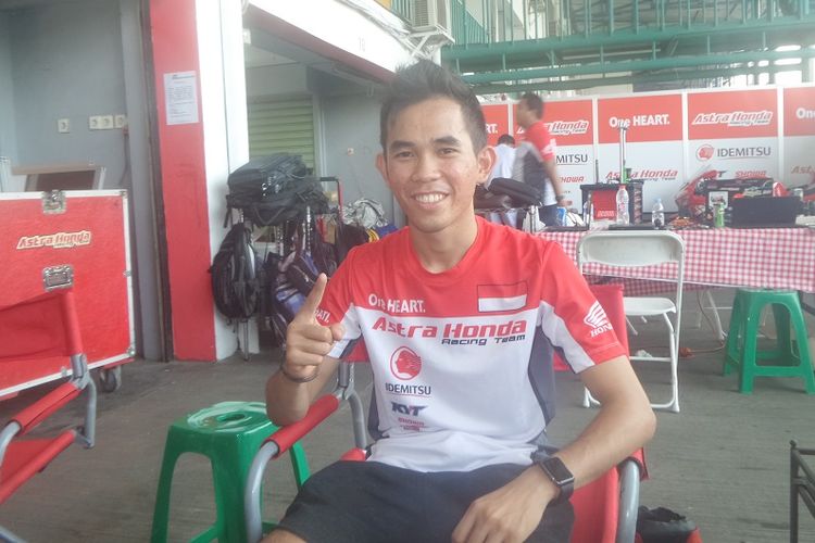 Pebalap Astra Honda Racing Team, Gerry Salim, berpose seusai menjalani latihan di Sirkuit Sentul, Kabupaten Bogor, Jumat (19/5/2017).