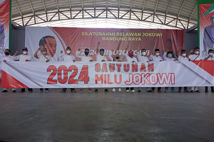 Sebanyak 1.600 massa pendukung Jokowi dari 15 kelompok relawan Jokowi mendeklarasikan dukungan penuh terhadap keputusan Jokowi jelang 2024, di Bale rame, Soreang Kabupaten Bandung 