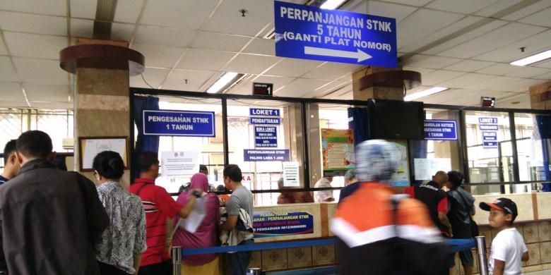 Loket perpanjangan STNK di Samsat Jakarta Timur. Sabtu (30/4/2016)