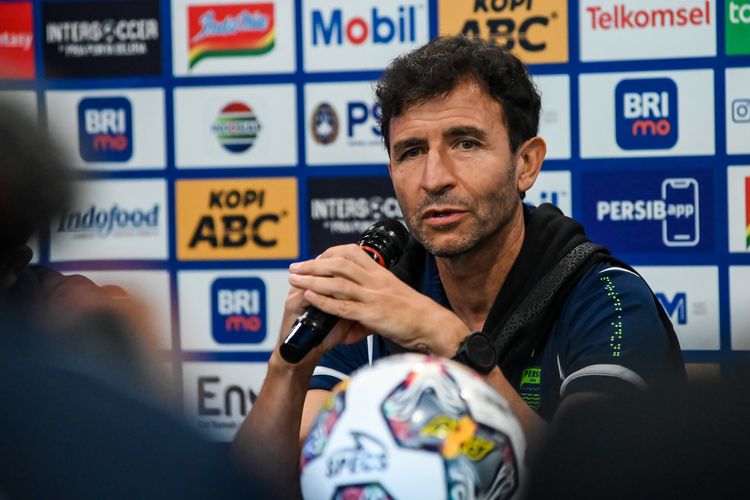 Luis Milla pelatih Persib dalam konferensi pers pada Rabu (22/2/2023) di Graha Persib jelang pertandingan Persib vs Arema FC pekan ke-26 Liga 1 2022-2023 yang akan berlangsung Kamis (23/2/2023) di Stadion Pakansari, Cibinong, Kabupaten Bogor.