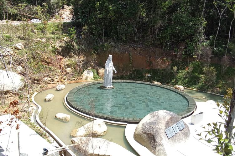 Patung Bunda Maria dengan lanskap taman dan kolam yang dikelilingi perbukitan di Taman Bintang Samudra, Bangka, Minggu (28/1/2024).