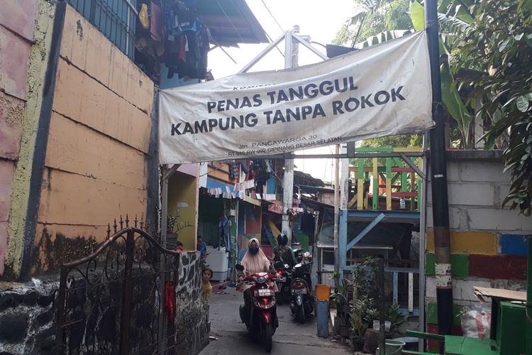 Kampung Warna-warni Penas Tanggul, Jalan Pancawarga 30, RT 015, RW 02, Kelurahan Cipinang Besar Selatan, Kecamatan Jatinegara, Jakarta Timur, jauh dari kesan kumuh dan kawasan tanpa rokok, Kamis (17/10/2019).