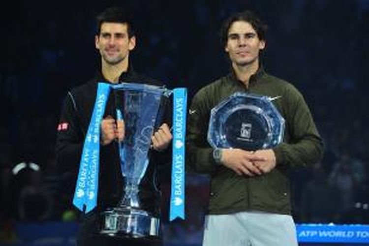 Petenis Serbia, Novak Djokovic (kiri) berpose bersama petenis Spanyol, Rafael Nadal, setelah partai final ATP World Tour Finals di O2 Arena, London, Senin (11/11/2013). Djokovic menang 6-3, 6-4.