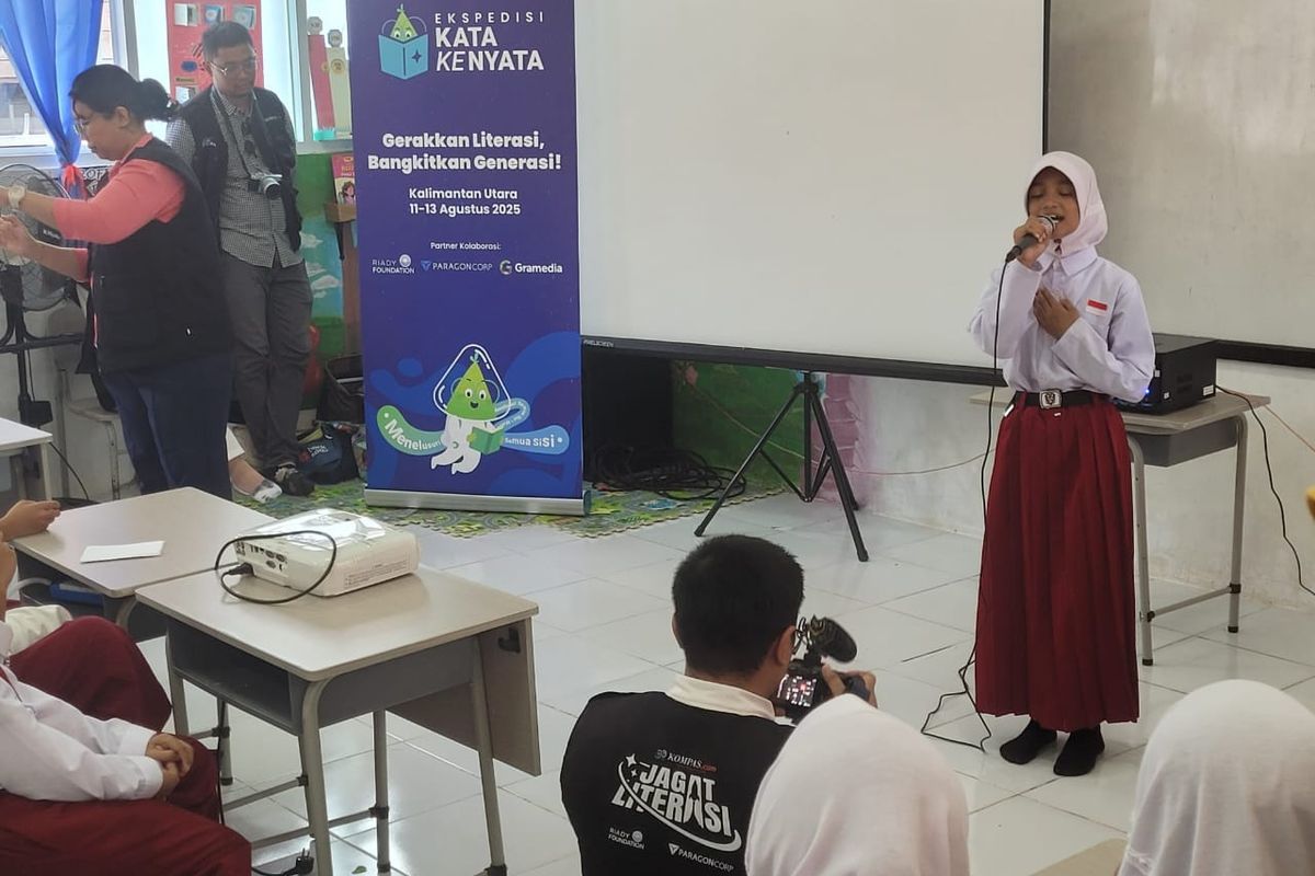 Zafika Yunus Korwa, gadis 11 tahun yang duduk di bangku kelas 1 SDN 004 Sebatik Tengah, Nunukan, Kalimantan Utara, melantukan lagu 'Berkibarlah Benderaku' pada sesi pembuka acara ekspedisi Kata ke Nyata, dengan tajuk 'Gerakkan Literasi Bangkitkan Generasi', Senin (11/8/2025).