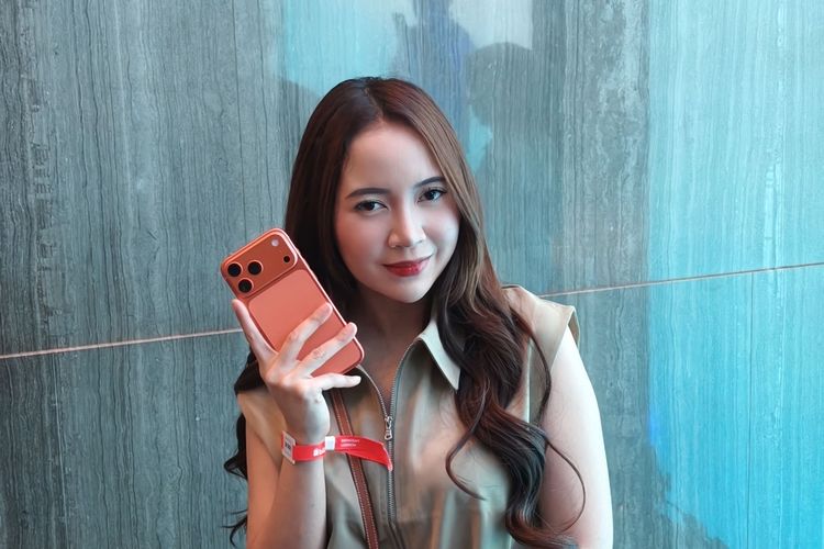Salah satu pembeli iPhone 17 pertama di Blibli, Shitta Nabila (29), ketika ditemui KompasTekno di Blibli Midnight Launch 2025 di Pullman Hotel Thamrin CBD, Jakarta Pusat, Jumat (17/10/2025) dini hari WIB.