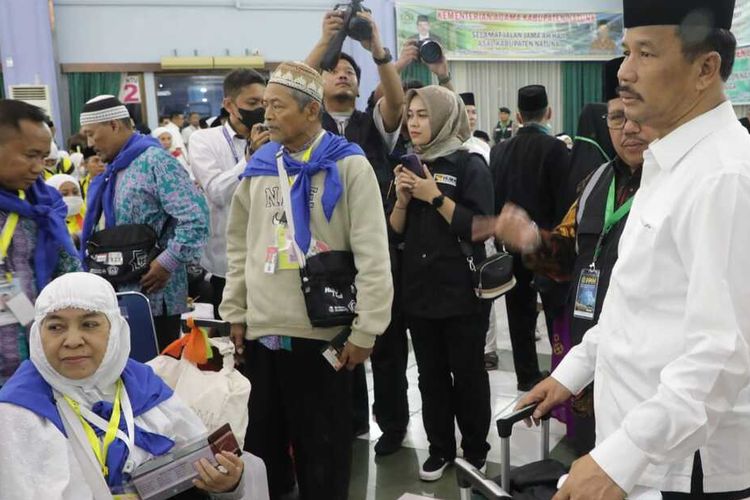 Sejumlah calon jemaah haji di Embarkasi Batam, Kepulauan Riau, jelang keberangkatan pada Rabu (24/3/2023).