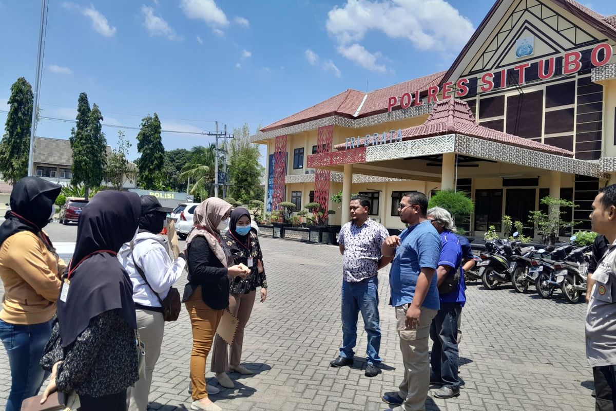 Foto: Emak-emak aksi teriak di Mapolres Situbondo Polda Jatim tuntut arisan bodong berlanjut pada Kamis (21/9/2023).