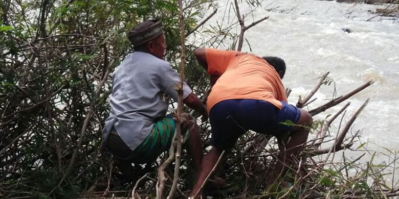 Tua adat Suku Kengge, Sabtu (2/12/2017) sedang mengantar perahu yang berisi belalang, keong mas, tikus, dan walang sangit. Ini merupakan bagian dari Podo Puzu, ritual mistis Suku Kengge di Kampung Padarambu, Kelurahan Watunggene, Kecamatan Kota Komba, Kabupaten Manggarai Timur, Flores, NTT.