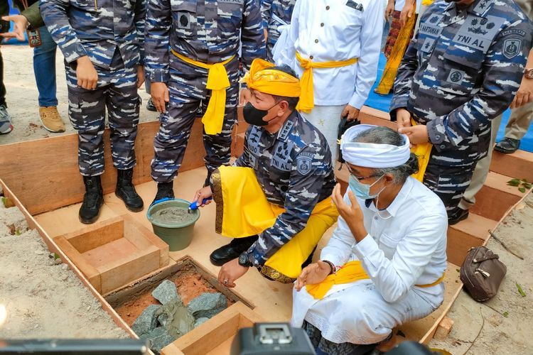 Kepala Staf TNI Angkatan Laut, Laksamana TNI Yudo Margono saat meletakab batu pertama pembangunan Pura Kodamar Lantamal III, di Kompleks Kodamar, Kelapa Gading, Jakarta Utara, Selasa (2/11'2021).