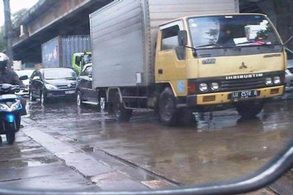 Rob menggenangi salah satu titik di Jalan Lodan Raya, Jakarta Utara, Senin (19/11/2012). 