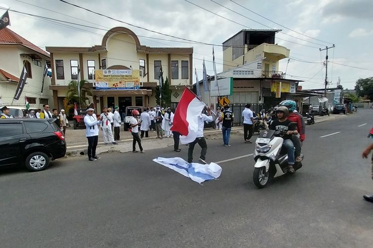 Warga Paseh, Kota Tasikmalaya, Jawa Barat, ikut turun ke jalan mengikuti aksi protes kekejaman Israel terhadap Palestina dengan menginjak-injak bendera Israel di Jalan Paseh, Kota Tasikmalaya, Jumat (10/11/2023).
