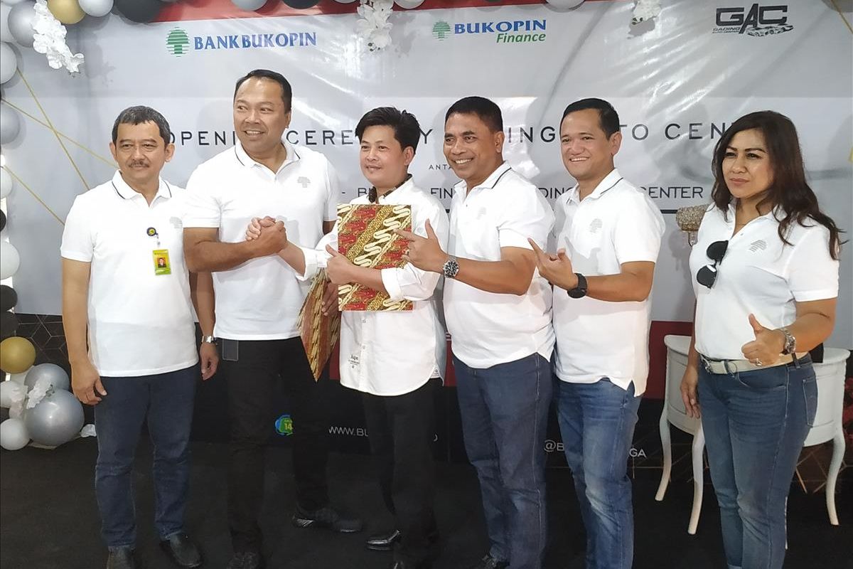 Direktur UMKM PT Bank Bukopin Tbk Heri Purwanto (kedua kanan) dan Direktur Konsumer PT Bank Bukopin Tbk Rivan A. Purwantono (kedua kiri) meneken nota kerja sama pembiayaan modal kerja stock kendaraan bermotor bersama Gading Auto Center di Jakarta Utara, Senin (8/7/2019).