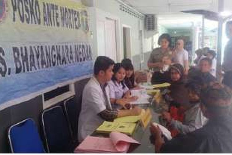 Sejumlah warga menanyakan sanak saudaranya di Rumah Sakit Bhayangkara Medan yang membuka posko korban bandang air terjun Dua Warna di Sibolangit, Senin (16/5/2016). 