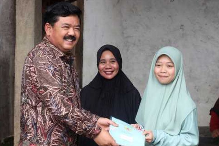 Menteri ATR/Kepala BPN Hadi Tjahjanto saat menyerahkan 15 sertifikat tanah kepada warga Kabupaten Gowa, Sulawesi Selatan