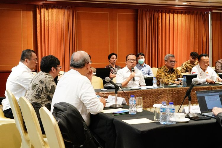 Satuan Tugas Percepatan Sosialisasi Undang-Undang Cipta Kerja (Satgas UU Cipta Kerja) mengadakan rapat konsolidasi bersama stakeholder dari Kementerian Ketenagakerjaan (Kemenaker), asosiasi pengusaha, dan serikat buruh di Jakarta, Kamis (29/2/2024).