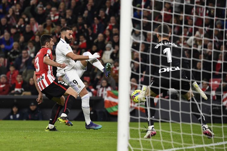 Bek Athletic Bilbao, Dani Vivian (kiri),berebut bola dengan Karim Benzema dalam pertandingan Athletic Bilbao vs Real Madrid pada pekan ke-18 Liga Spanyol 2022-2023 di Stadion San Mames, Senin (23/1/2023) dini hari WIB. (Foto oleh ANDER GILLENEA / AFP)