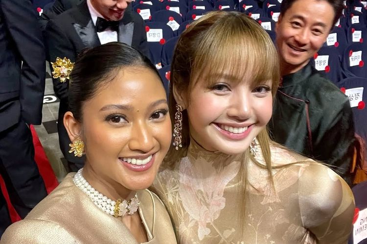 Aktris peran Claresta Taufan berhasil selfie bareng Lisa BLACKPINK saat menghadiri acara Busan International Film Festival 2025.