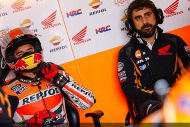 Pebalap Repsol Honda asal Spanyol, Marc Marquez (kiri, duduk di garasi pada sesi kualifikasi GP Aragon di Sirkuit Motorland, Sabtu (27/9/2014)
